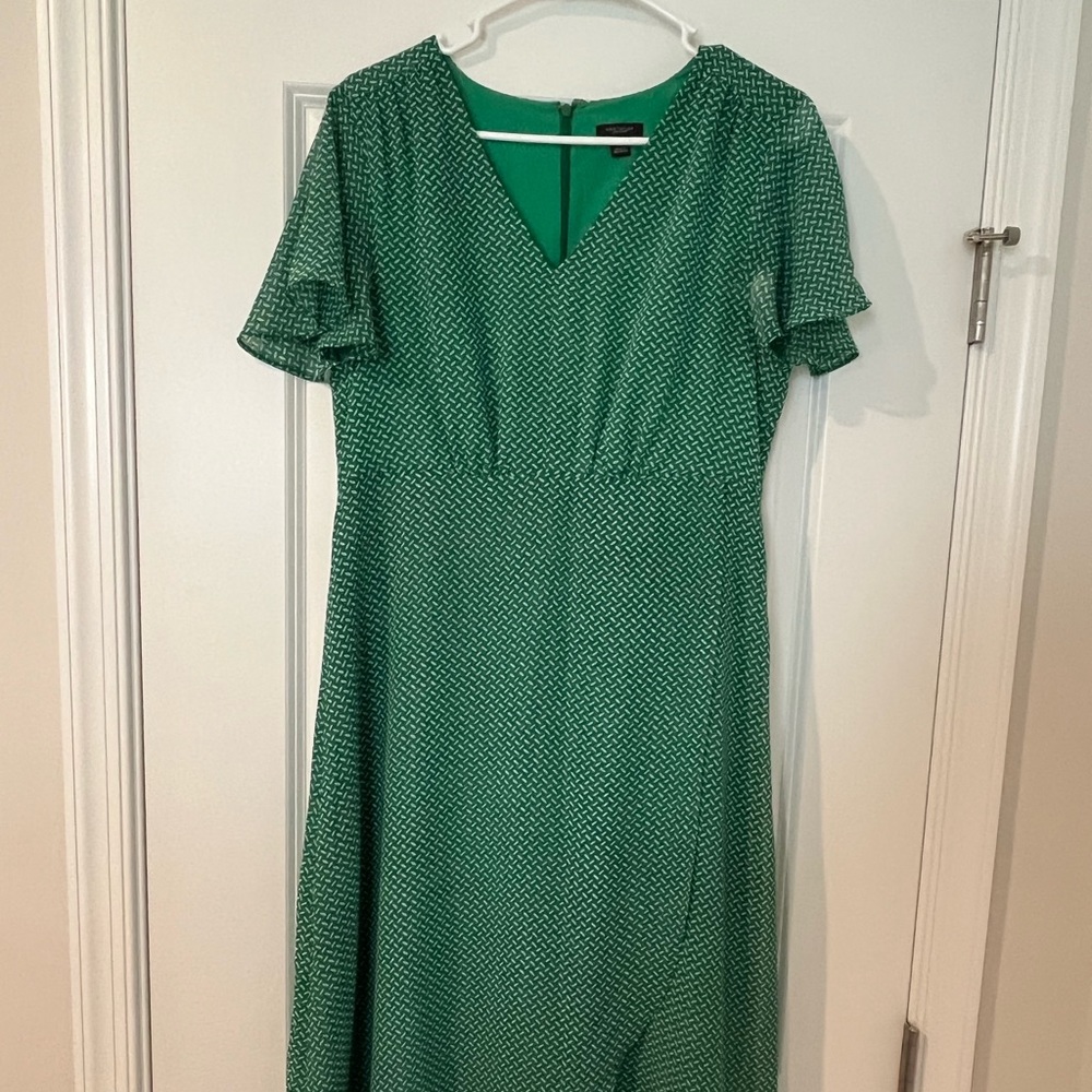 Ann Taylor Factory green/white patterned dress (mid length). Size 8.